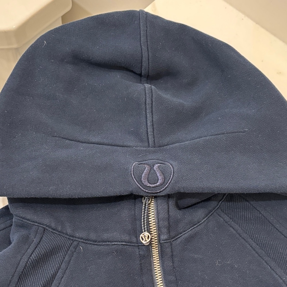 Lululemon navy scuba, 
I will wash this once it’s been bought! To get fuzz off!